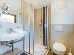 A bathroom at Apart Corona