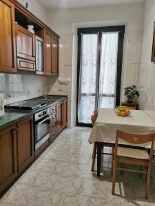 une cuisine avec une table et une table ainsi qu'une salle à manger dans l'établissement Splendido appartamento in zona centrale, à Alexandrie