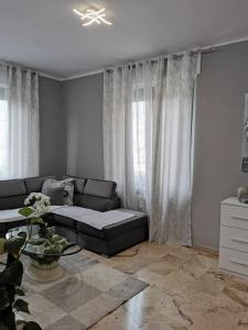 sala de estar con sofá y mesa en Splendido appartamento in zona centrale, en Alessandria