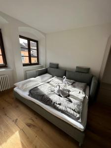 a bedroom with a bed with two ducks on it at Das Fischer Boardinghouse KF in Kaufbeuren