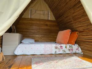 Bett mit Kissen darauf in einem Zimmer in der Unterkunft Esquipulas Rainforest in Quepos
