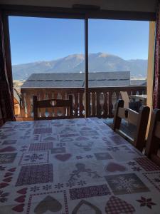 a balcony with a table and a view of a mountain at Appartement tout confort - Belle vue sur le Cambre d'Aze in Bolquere Pyrenees 2000