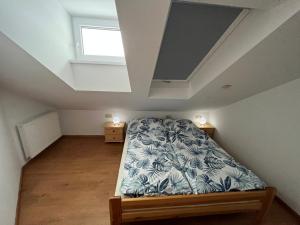 1 dormitorio con cama y ventana en Apartmán U Póla, en Zdíkov