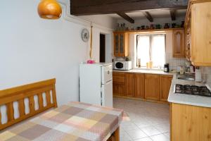 A kitchen or kitchenette at Kölcsey Vendégház