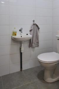 A bathroom at Kölcsey Vendégház