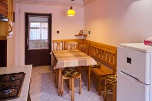 A kitchen or kitchenette at Kölcsey Vendégház