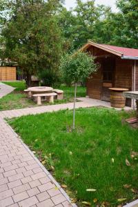 A garden outside Kölcsey Vendégház