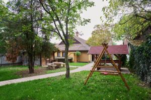 A garden outside Kölcsey Vendégház