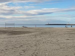 een zandstrand met een voetbal en een doel bij Carnon Plage, appart 4 pers 150m de la mer in Mauguio