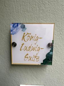 een bord op een muur met de woorden kinking inclusieve spullen bij Das Fischer Boardinghouse KF in Kaufbeuren