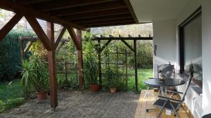 - une terrasse avec une moustiquaire et une table dans l'établissement Großzügige Wohnung mit Terrasse und Gartenzugang., à Bindlach