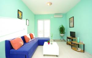 Sala de estar azul con sofá azul en Apartments Makarska, en Makarska