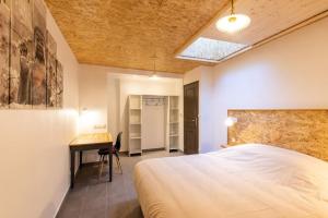 Appartement confortable rénové proche centre-villeにあるベッド