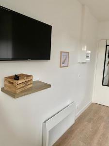 Televízia a/alebo spoločenská miestnosť v ubytovaní Studios charmants cosy à 5 minutes du centre-ville