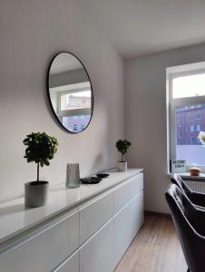 a living room with a mirror on the wall at Neu sanierte Wohnung mit Balkon und Stellplatz in Erfurt