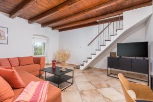 salon z kanapą i telewizorem w obiekcie Apartment Dignano w mieście Vodnjan