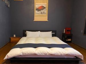 - une chambre avec un grand lit dans l'établissement Musashi Machiya ni, à Kyoto