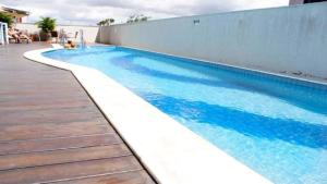 una gran piscina junto a un edificio blanco en Pontamares 1304 Ponta Negra en Natal