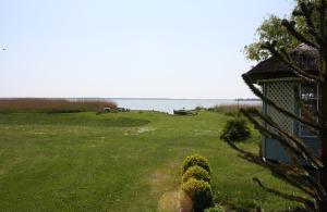a yard with a house and the ocean in the background at Kleine Fewo 2 in Jagdhaus