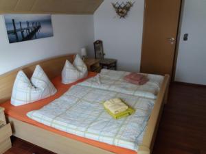 a bedroom with a large bed with two towels on it at Kleine Fewo 2 in Jagdhaus