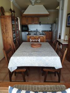 阿瑞塔的住宿－Terraza del mar，厨房配有桌椅和水槽。