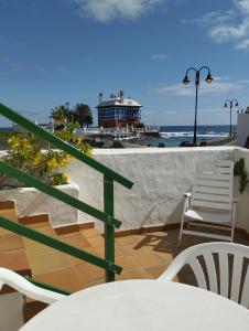 阿瑞塔的住宿－Terraza del mar，一个带桌椅和海滩的阳台