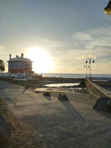 阿瑞塔的住宿－Terraza del mar，海边的一栋建筑