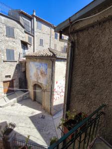 un edificio con una pintura a un lado. en Casa Vacanza Nonna Maria, en Calvi dellʼ Umbria
