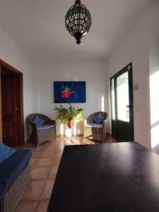 阿瑞塔的住宿－Terraza del mar，客厅配有桌椅