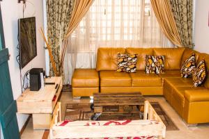 un soggiorno con divano in pelle marrone di D'lujo a Bogotá