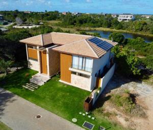una vista aérea de una casa con paneles solares. en Casa em Praia do Forte - Bahia en Praia do Forte
