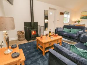 a living room with a couch and a fireplace at Bracken Cottage in York