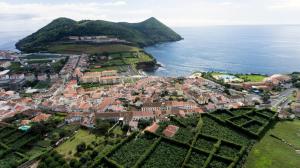 una vista aerea di una città vicino all'oceano di Quinta Amaro AL ad Angra do Heroísmo