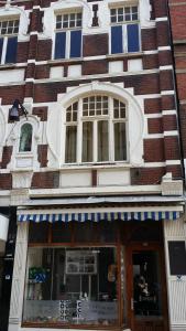 un bâtiment avec une façade de magasin et une fenêtre dans l'établissement De Roermondse beleving, à Ruremonde