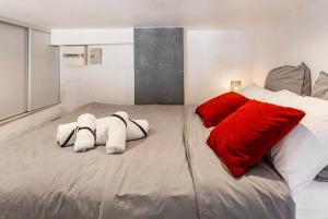 - un grand lit avec deux animaux rembourrés dans l'établissement Homelivia Av Jean Médecin, à Nice