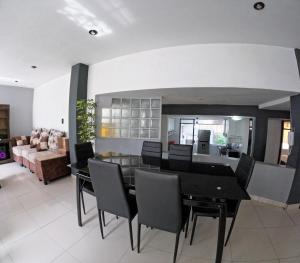 ein Esszimmer und ein Wohnzimmer mit einem Tisch und Stühlen in der Unterkunft Departamento amplio y bonito en Arequipa in Arequipa