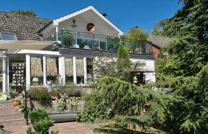 una casa con balcón en la parte superior en Ferienwohnung Katinka Wiese, en Burg