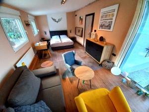 una sala de estar con un sofá y una cama en Casa Quattro stagioni Fruska gora, en Čerević