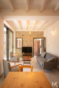 ein Wohnzimmer mit Sofa und Klavier in der Unterkunft Balkoni Moutoullas in Moutoullas