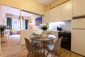 Una cocina con una mesa y sillas en una habitación. en Athens Luxury House, en Atenas
