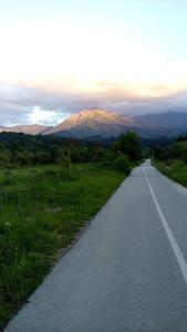 una strada vuota con una montagna in lontananza di Къща за гости Край реките ad Apriltsi