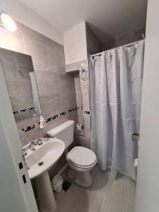 バイアブランカにあるDepartamento céntrico.の白いトイレと洗面台のあるバスルーム