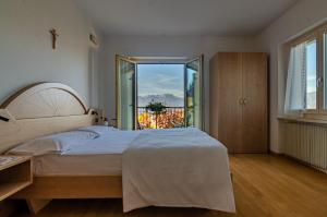 A bed or beds in a room at Agritur Cristina