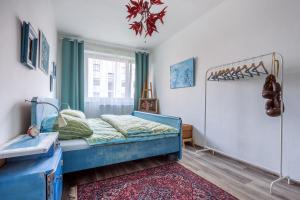 Postel nebo postele na pokoji v ubytování Retro Art room