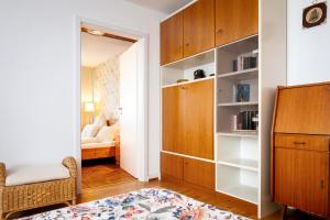 a room with a book shelf and a bedroom at Hummerklippen Ferienwohnungen in Helgoland