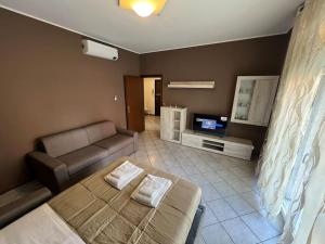Μια τηλεόραση ή/και κέντρο ψυχαγωγίας στο Orio Relax 24h Airport 1 - 3 minute from arrival by bus