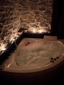 una vasca da bagno con luci in camera di Mansarda Pescia a Pescia