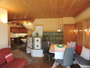 eine Küche und ein Esszimmer mit einem Tisch und Stühlen in der Unterkunft Appartement Laiminger in Brixen im Thale