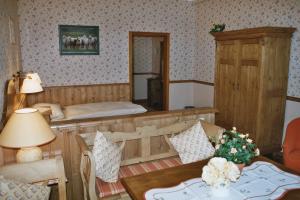 Zimmer mit einem Bett und einem Tisch mit einem sidx sidx in der Unterkunft Hotel Meyer in Kürten