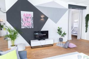 een woonkamer met een tv op een tafel bij 100 m2 Central City Loft in Hamburg